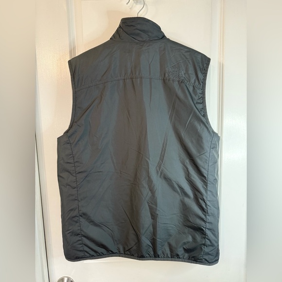 North Face Men’s Reversible Maroon & Black Zip Up Vest - Size Medium - Picture 8 of 13
